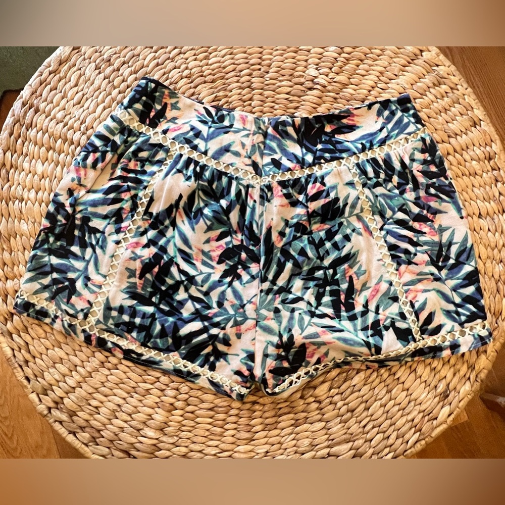 Greylin Shorts. Tropical. 100% silk lining! Size Medium